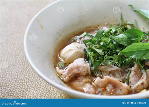  ก๋วยเตี๋ยวเนื้อย่างผักชี! เส้นเหนียวนุ่มในซุปเข้มข้นหอมกลิ่นสมุนไพรจีน