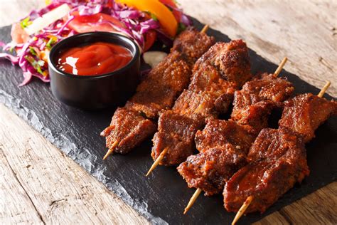  Suya: A Spicy Symphony of Flavorful Skewered Meat and Aromatic Seasoning!